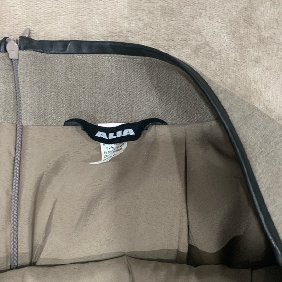 Alia Classic Pencil Skirt - Picture 3 of 6